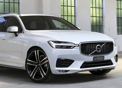 Białe Volvo XC60 przód i bok