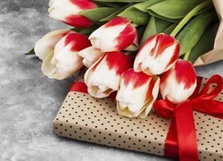 Biało-czerwone tulipany na prezencie
