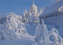 Cerkiew, Białogórski Monaster św Mikołaja, Zima, Śnieg, Ośnieżony, Dom, Drzewa, Biała Góra, Obwód permski, Rosja