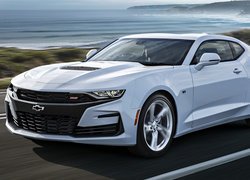 Biały Chevrolet Camaro SS