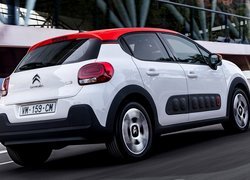 Biały Citroen C3 na drodze