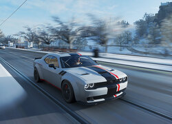 Biały Dodge Challenger z gry Forza Horizon 4