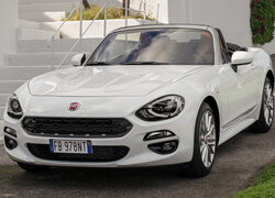 Biały Fiat 124 Spider