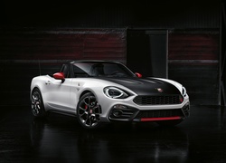 Biały Fiat Abarth 124 Spider z 2016 roku