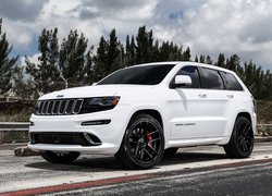 Biały Jeep Grand Cherokee