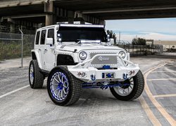 Biały Jeep Wrangler