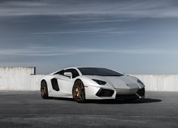 Biały Lamborghini Aventador