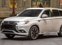 Biały Mitsubishi Outlander PHEV