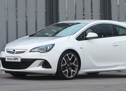Biały Opel Astra OPC GTC