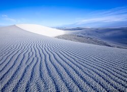 Biały piasek na pustyni w Parku Narodowym White Sands w Nowym Meksyku