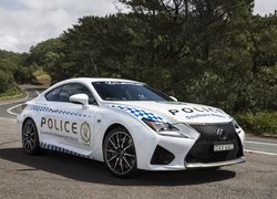 Biały policyjny Lexus RC F