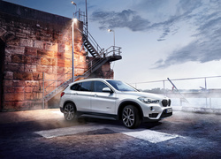 Biały samochód BMW X1