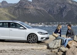 Volkswagen Golf 7, 2017, Jezioro, Góry, Ludzie