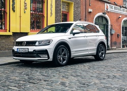 Biały Volkswagen Tiguan R-Line rocznik 2016