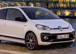 Biały Volkswagen Up! GTI