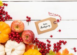 Bilecik z życzeniami na Święto Dziękczynienia obok jabłek i dyń