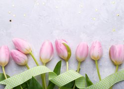 Bladoróżowe tulipany i zielona wstążka