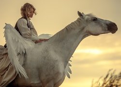 Blondynka na białym koniu