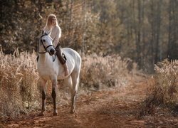 Blondynka na koniu