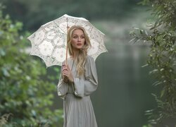 Blondynka w sukni pod parasolem