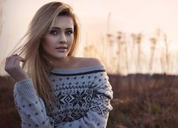 Blondynka w sweterku