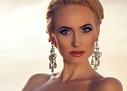 Blondynka z kolczykami