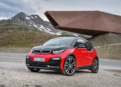 BMW i3 przy drodze