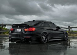 BMW M4 F82 tyłem