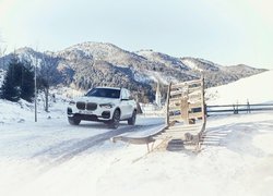 BMW X5 G05 na ośnieżonej drodze