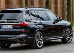 BMW X7 M50d tył i bok