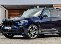 BMW X7 M50i bok i przód