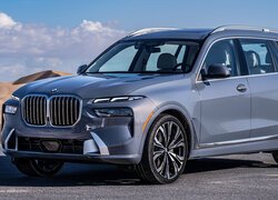 BMW X7 przód i bok