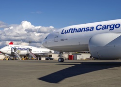 Samoloty, Boeing 777 Freighter, Lotnisko