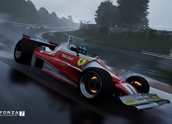 Bolid Ferrari podczas wyścigu w deszczu
