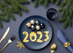 Nowy Rok, Cyfry, 2023, Talerzyk, Sztutce, Bombka, Gałązki, Jedzenie, Serwetka, Szklanka