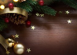 Bombki i gwiazdki w dekoracji świątecznej