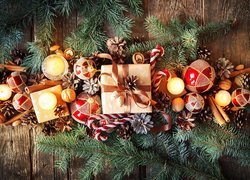 Bombki i ozdoby świąteczne wokół prezentu
