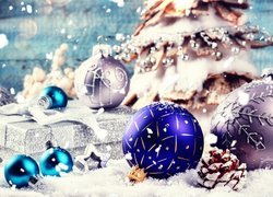 Bombki i prezent na śniegu