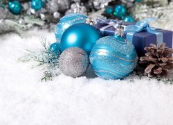 Bombki w dekoracji z prezentami na śniegu