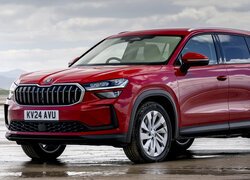 Bordowa Skoda Kodiaq przód i bok