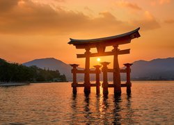 Japonia, Wyspa Itsukushima, Morze, Drzewa, Zachód słońca, Brama torii, Chram, Świątynia Itsukushima, Góry