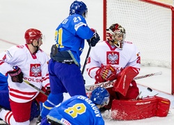 Bramkarz Rafał Radziszewski podczas starcia z napastnikami Kazachstanu