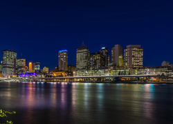Brisbane w nocnym oświetlonym krajobrazie
