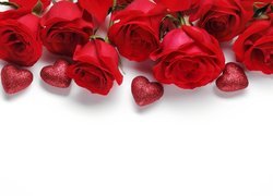 Brokatowe serduszka obok czerwonych róż
