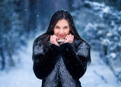 Brunetka na leśnej ośnieżonej drodze