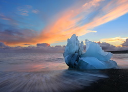 Bryła lodu na brzegu jeziora Jökulsárlón w Islandii
