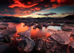 Bryły lodu na islandzkim jeziorze Jokulsarlon o zachodzie słońca
