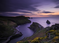 Brzeg skalnego wybrzeża w angielskiej wsi Boscastle o zachodzie słońca