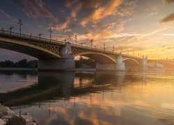 Budapeszteński most Małgorzaty w pięknym świetle