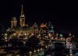 Budynek parlamentu kanadyjskiego w Ottawie nocą
